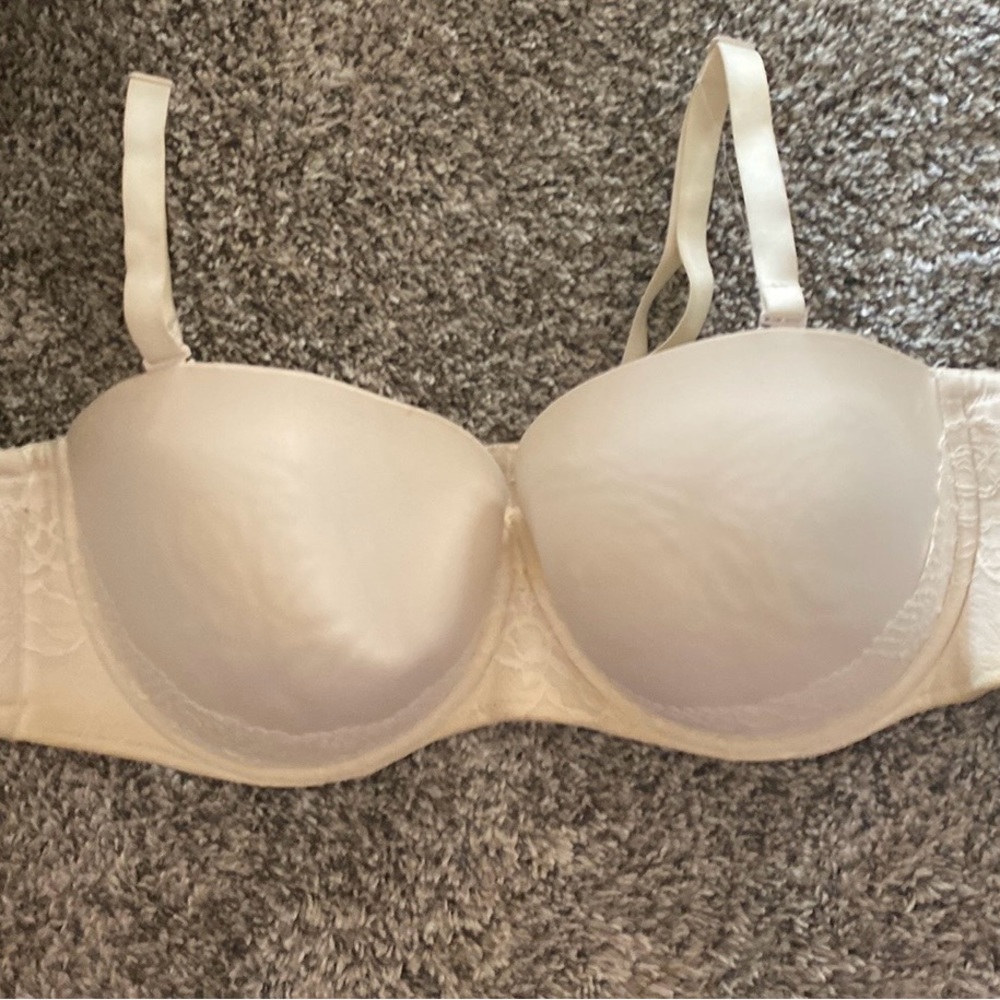 Cream bra with lace